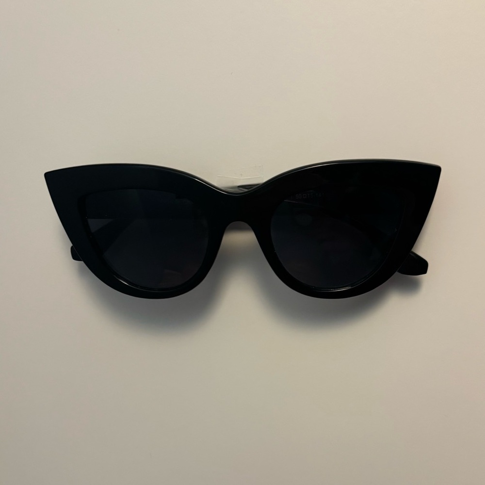 Chic Black Cat-Eye Sunglasses